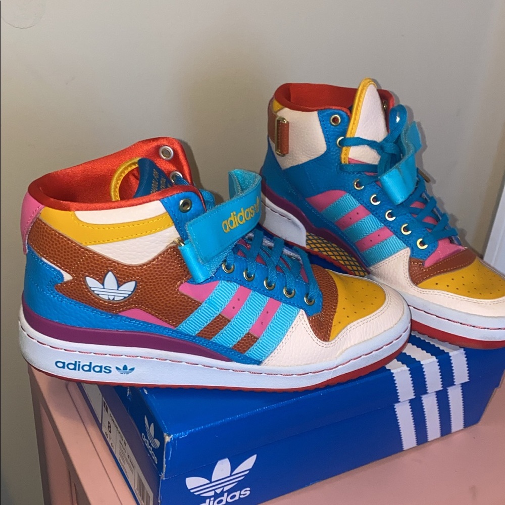 WOMENS SIZE 8 worn once Adidas Tennis shoes